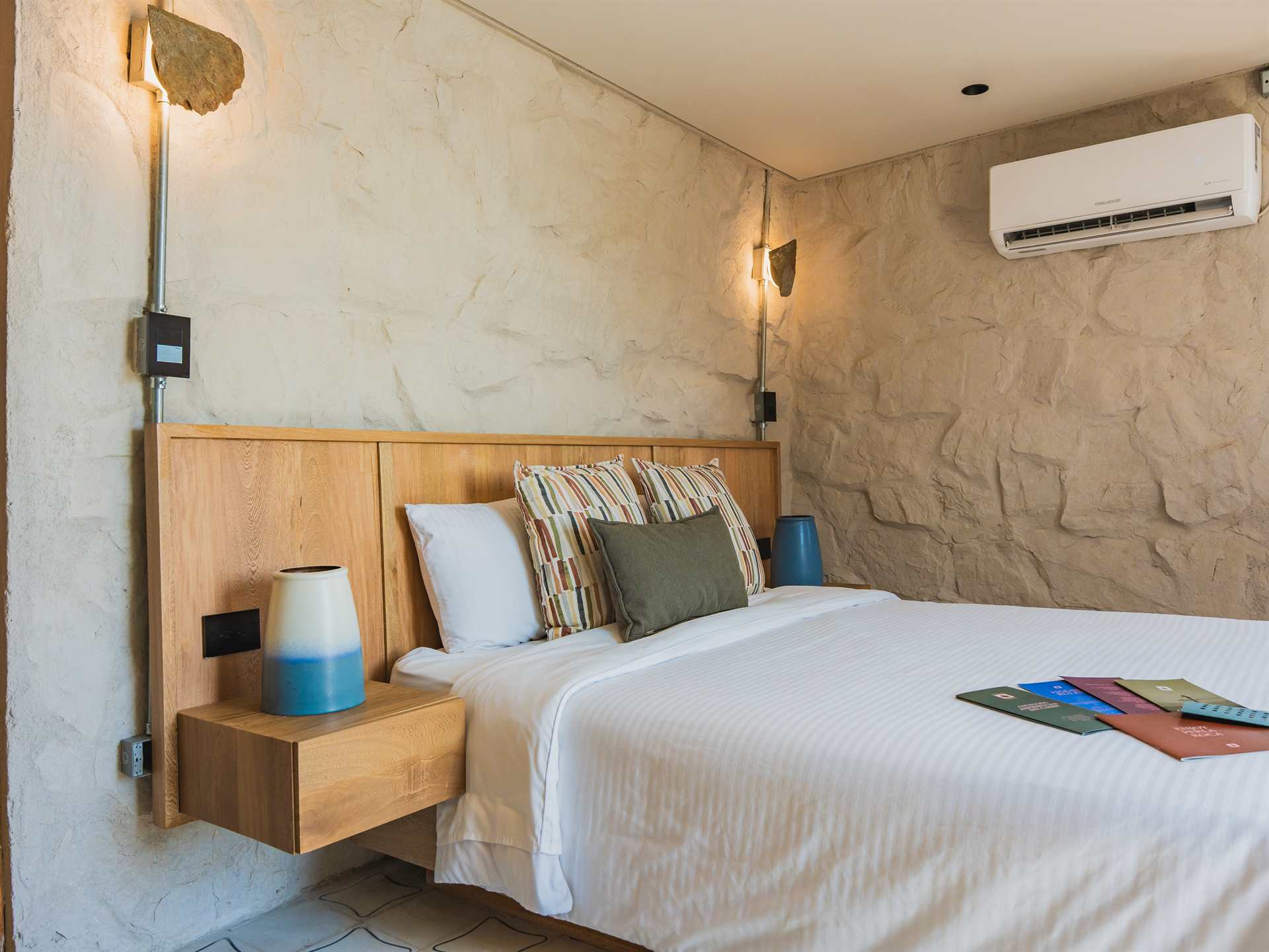 couples deluxe perla roca hotel11